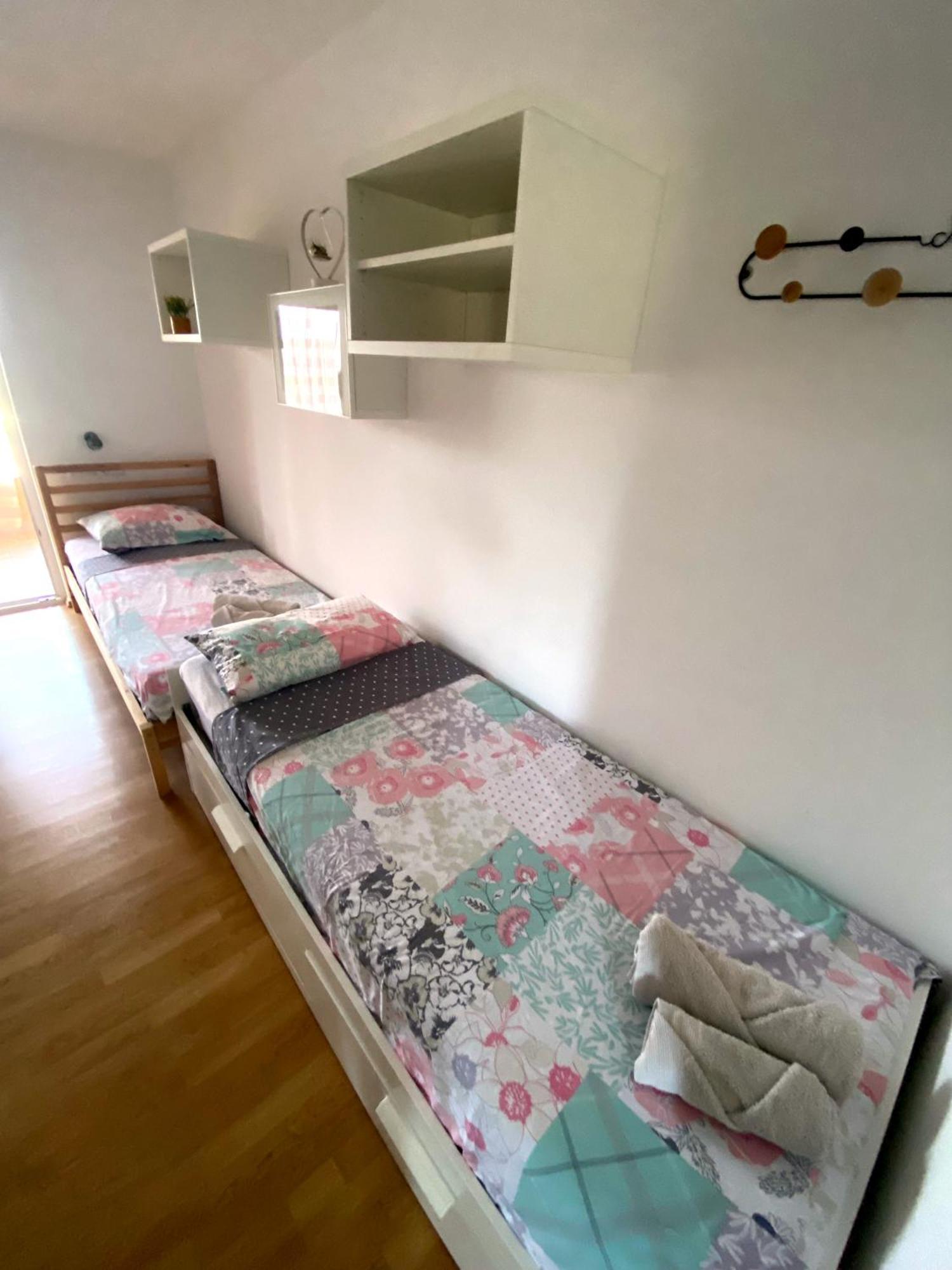 Apartmani Goga S Grijanim Bazenom Dobropoljana Kültér fotó