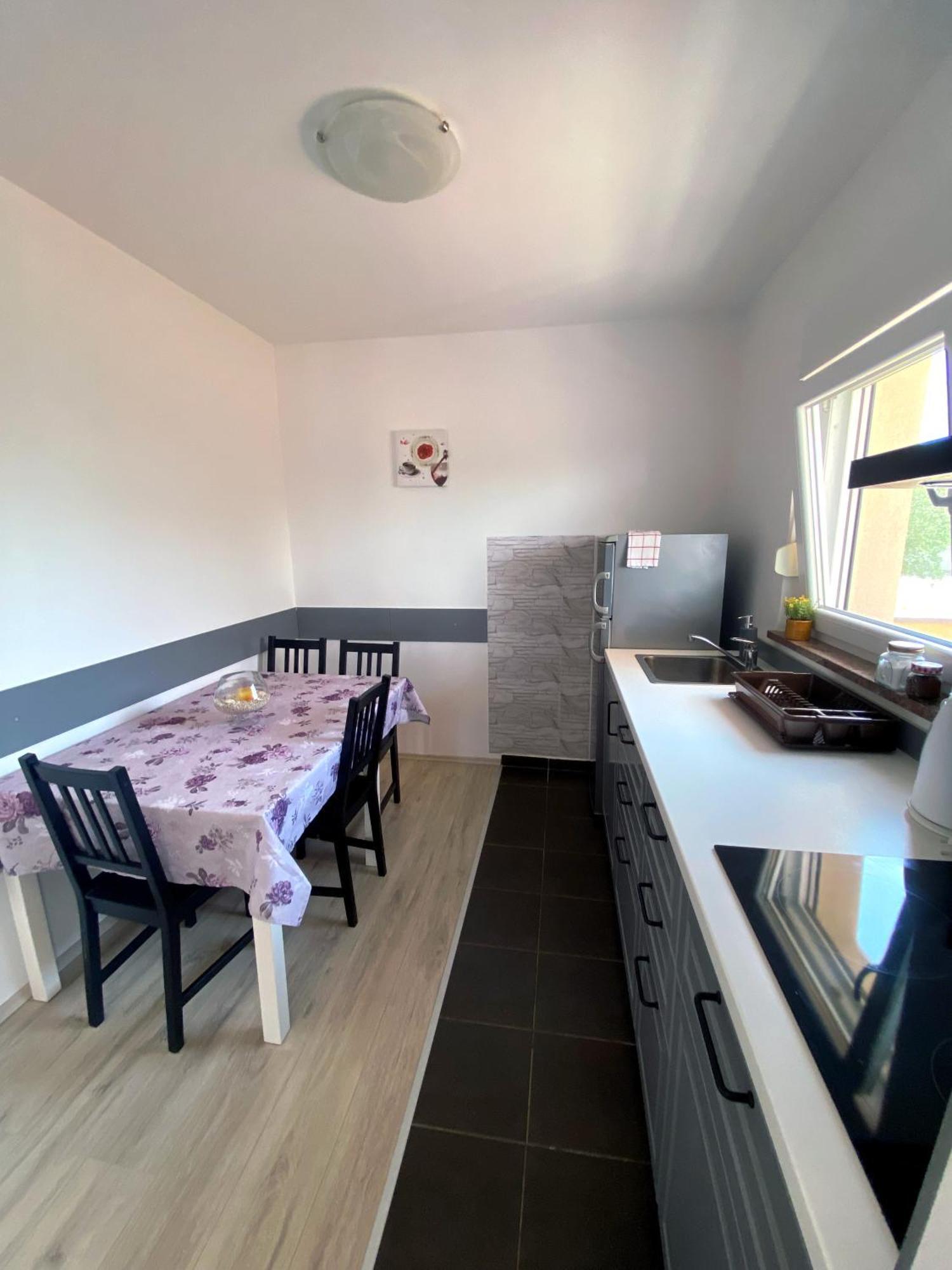 Apartmani Goga S Grijanim Bazenom Dobropoljana Kültér fotó