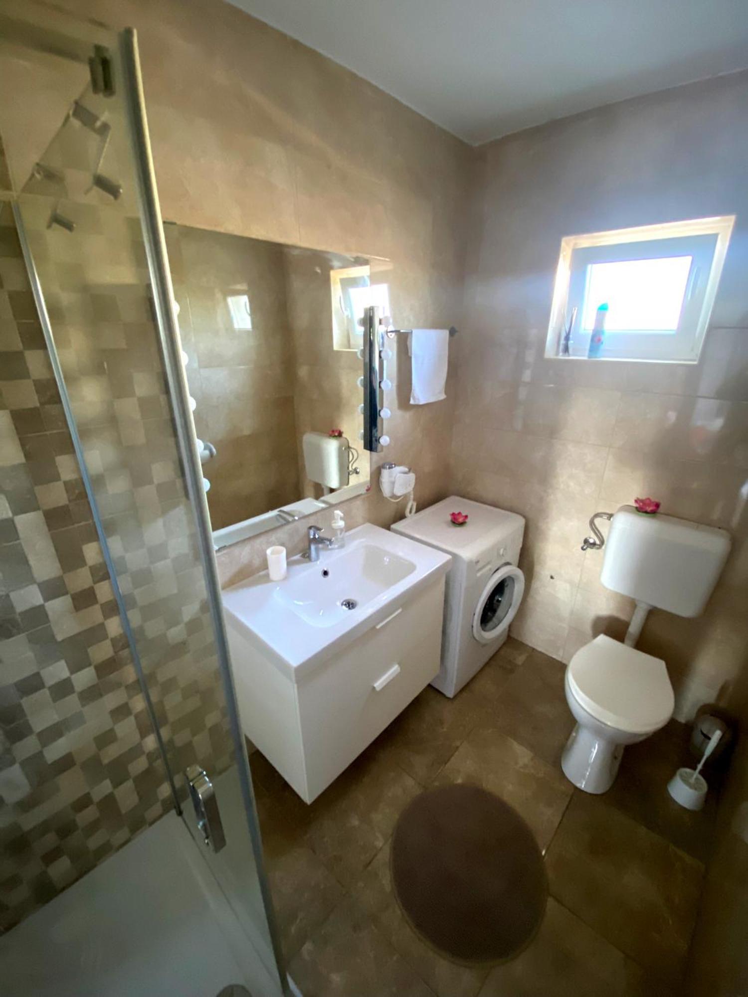 Apartmani Goga S Grijanim Bazenom Dobropoljana Kültér fotó