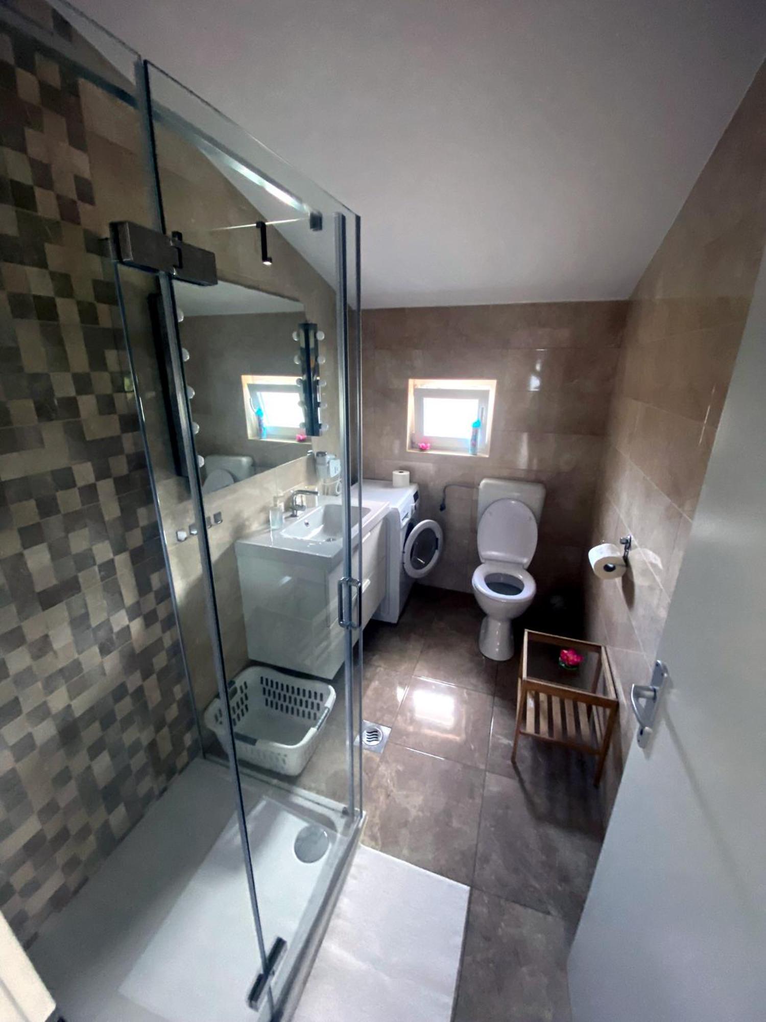Apartmani Goga S Grijanim Bazenom Dobropoljana Kültér fotó